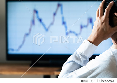 チャートを見るビジネスマン 121962258