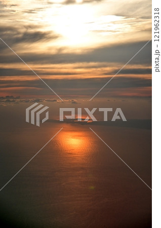 千歳発羽田行きの機上から眺める夕焼け空 千歳発羽田行きの機上から眺める夕焼け空 121962318