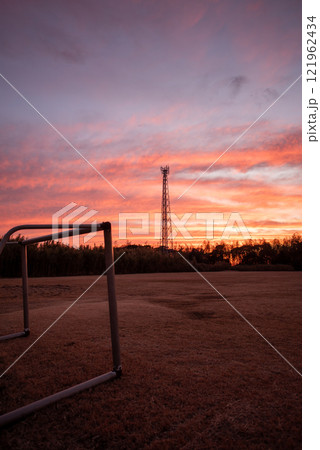 夕焼けのグラウンド　放課後 121962434