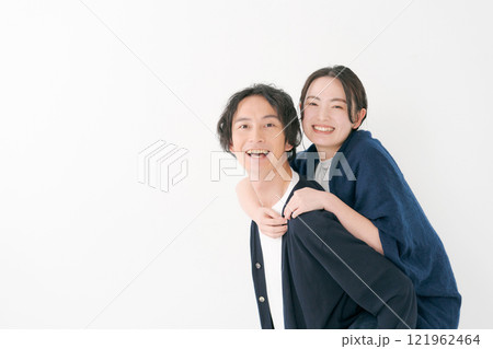 幸せそうな20代の男女 121962464