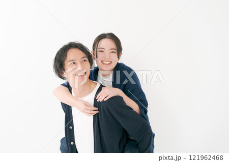 幸せそうな20代の男女 121962468