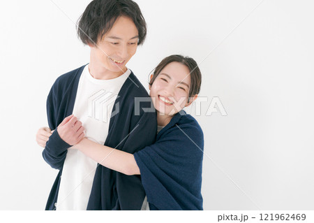 幸せそうな20代の男女 121962469