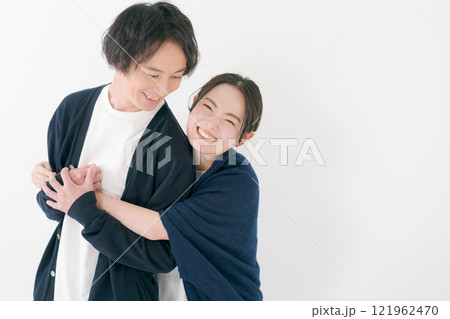 幸せそうな20代の男女 121962470