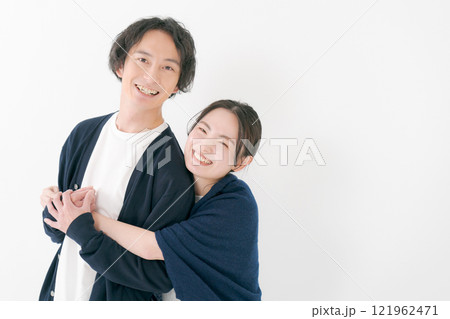 幸せそうな20代の男女 幸せそうな20代の男女 121962471