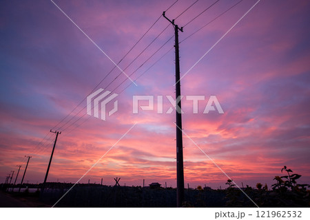 夕焼け電柱 電線 田舎の風景 夕焼け電柱 電線 田舎の風景 121962532