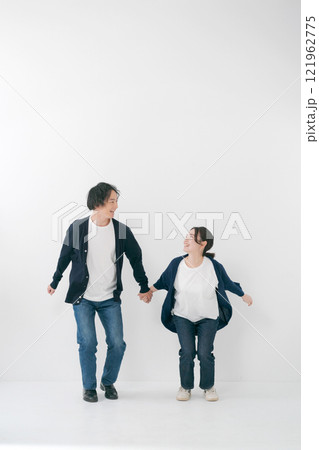 手をつないでジャンプをするカップル 手をつないでジャンプをするカップル 121962775