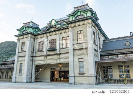 福岡県北九州市門司区　人気の観光地門司港レトロの最寄駅　JR門司港駅 121962803