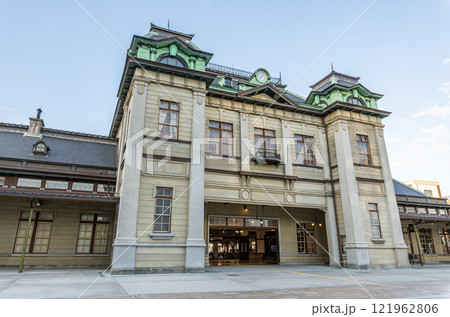 福岡県北九州市門司区 人気の観光地門司港レトロの最寄駅 JR門司港駅 福岡県北九州市門司区 人気の観光地門司港レトロの最寄駅 JR門司港駅 121962806