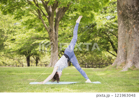 外ヨガイメージ ストレッチをする女性 外ヨガイメージ ストレッチをする女性 121963048