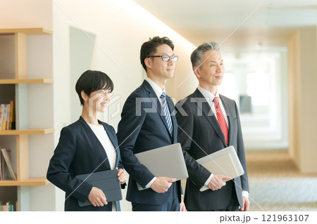 オフィスの廊下に並ぶビジネスパーソン 121963107