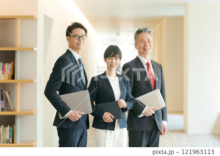 オフィスの廊下に並ぶビジネスパーソン 121963113