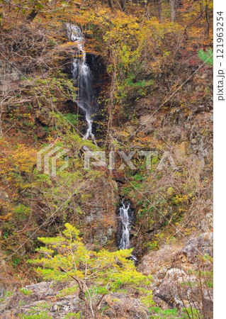 秋の日光市龍王峡 白龍峡にある無名の滝 秋の日光市龍王峡 白龍峡にある無名の滝 121963254