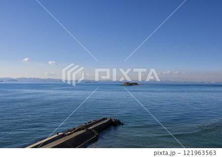 海に伸びる防波堤 121963563