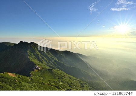 赤岳頂上山荘付近から望む朝日と雲海 121963744