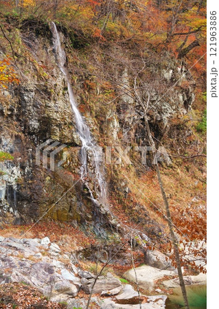 秋の日光市龍王峡 白龍峡にある無名の滝 秋の日光市龍王峡 白龍峡にある無名の滝 121963886