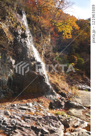 秋の日光市龍王峡 白龍峡にある無名の滝 秋の日光市龍王峡 白龍峡にある無名の滝 121963889