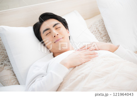 ベットで眠る男性 安眠のイメージ ベットで眠る男性 安眠のイメージ 121964043