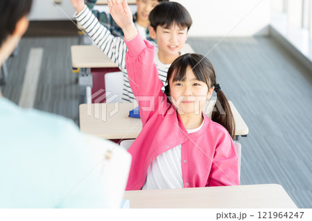 教室で挙手する小学生の授業イメージ 121964247