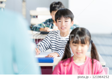 教室で授業を受ける小学生 121964252
