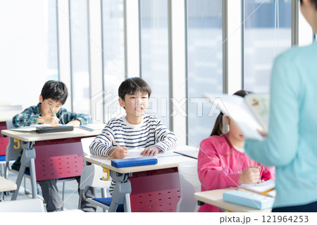 教室で授業を受ける小学生 121964253