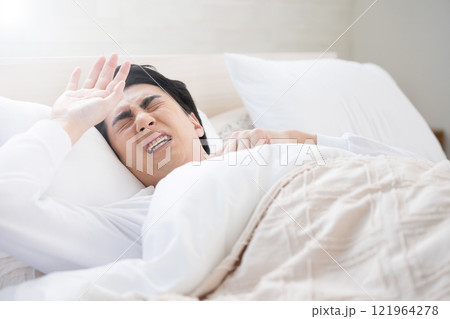 寝起きで眩しい男性　も～朝か～～ 121964278