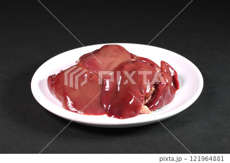 皿に盛った鶏レバー 121964881