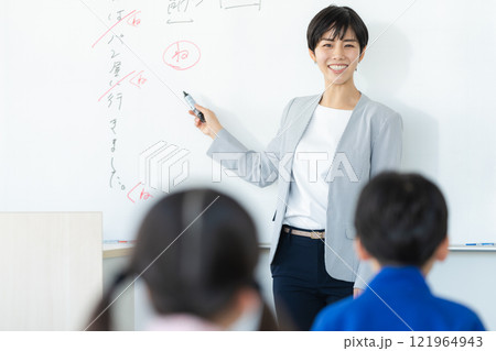 教室で授業をする教師 教室で授業をする教師 121964943