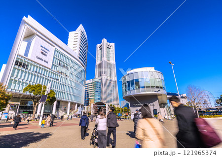 日本の横浜都市景観 観光客らで賑わう桜木町駅前や横浜ランドマークタワーなどを望む=令和7年1月13日 日本の横浜都市景観 観光客らで賑わう桜木町駅前や横浜ランドマークタワーなどを望む=令和7年1月13日 121965374