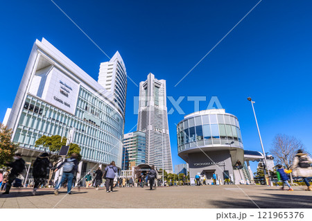 日本の横浜都市景観 観光客らで賑わう桜木町駅前や横浜ランドマークタワーなどを望む＝令和7年1月13日 121965376