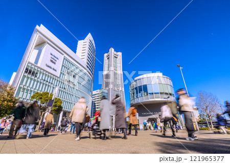 日本の横浜都市景観 観光客らで賑わう桜木町駅前や横浜ランドマークタワーなどを望む=令和7年1月13日 日本の横浜都市景観 観光客らで賑わう桜木町駅前や横浜ランドマークタワーなどを望む=令和7年1月13日 121965377