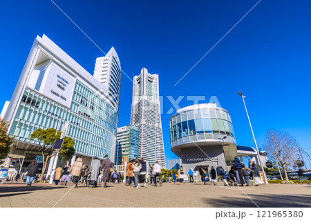 日本の横浜都市景観 観光客らで賑わう桜木町駅前や横浜ランドマークタワーなどを望む＝令和7年1月13日 121965380