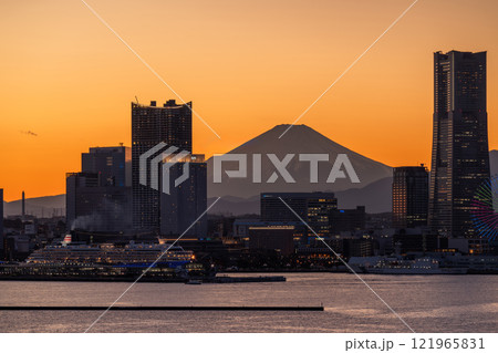 《神奈川県》横浜みなとみらいの夜景と出港する豪華客船 121965831