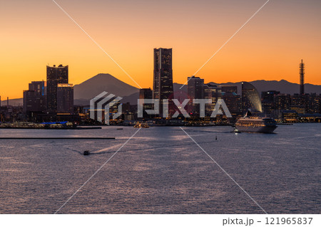 《神奈川県》横浜みなとみらいの夜景と出港する豪華客船 121965837