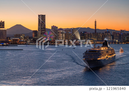 《神奈川県》横浜みなとみらいの夜景と出港する豪華客船 121965840