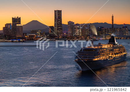 《神奈川県》横浜みなとみらいの夜景と出港する豪華客船 121965842