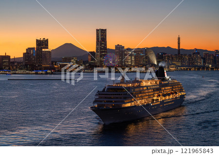 《神奈川県》横浜みなとみらいの夜景と出港する豪華客船 121965843