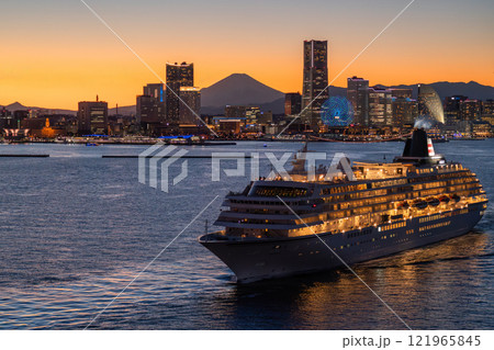 《神奈川県》横浜みなとみらいの夜景と出港する豪華客船 《神奈川県》横浜みなとみらいの夜景と出港する豪華客船 121965845