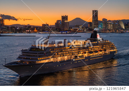 《神奈川県》横浜みなとみらいの夜景と出港する豪華客船 121965847