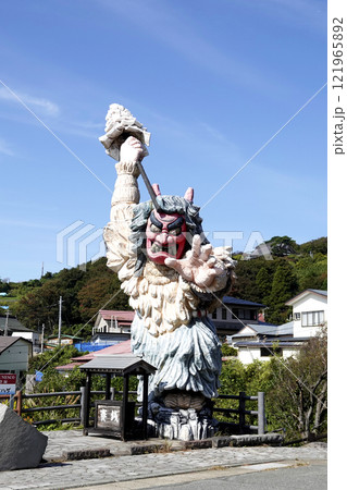 青空と門前のなまはげ立像 青空と門前のなまはげ立像 121965892
