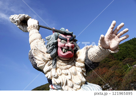 青空と門前のなまはげ立像 青空と門前のなまはげ立像 121965895