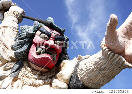 青空と門前のなまはげ立像 121965898