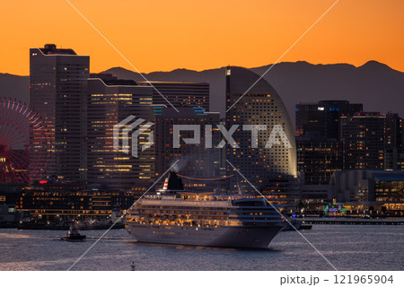 《神奈川県》横浜みなとみらいの夜景と出港する豪華客船 121965904
