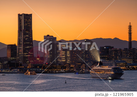 《神奈川県》横浜みなとみらいの夜景と出港する豪華客船 121965905
