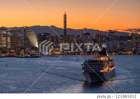 《神奈川県》横浜みなとみらいの夜景と出港する豪華客船 121965912