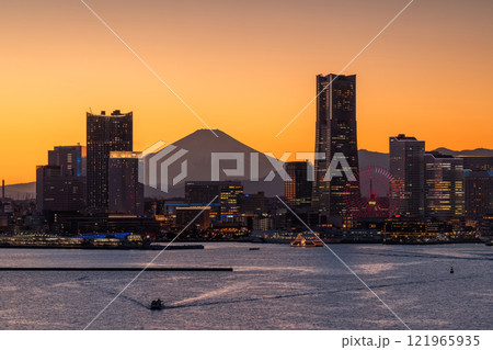 《神奈川県》横浜みなとみらい・トワイライト夜景 121965935