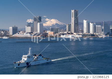 《神奈川県》富士山をのぞむ横浜みなとみらいの風景 121966125