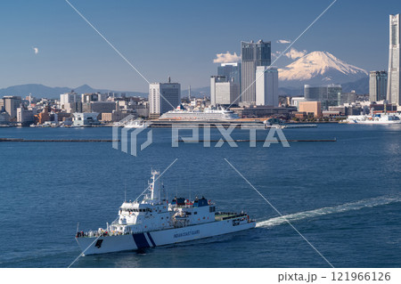 《神奈川県》富士山をのぞむ横浜みなとみらいの風景 121966126