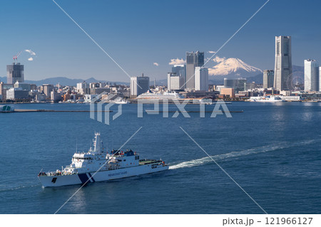 《神奈川県》富士山をのぞむ横浜みなとみらいの風景 《神奈川県》富士山をのぞむ横浜みなとみらいの風景 121966127