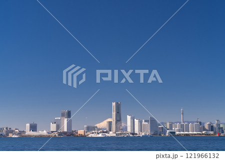 《神奈川県》富士山をのぞむ横浜みなとみらいの風景 121966132