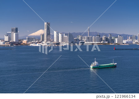《神奈川県》富士山をのぞむ横浜みなとみらいの風景 121966134